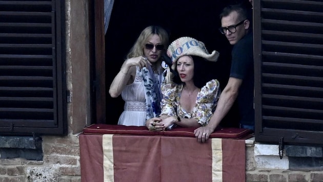 Madonna verfolgt an ihrem 67. Geburtag von einem Fenster aus das spannende Rennen.