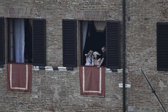 Madonna verfolgt das Pferderennen in Siena