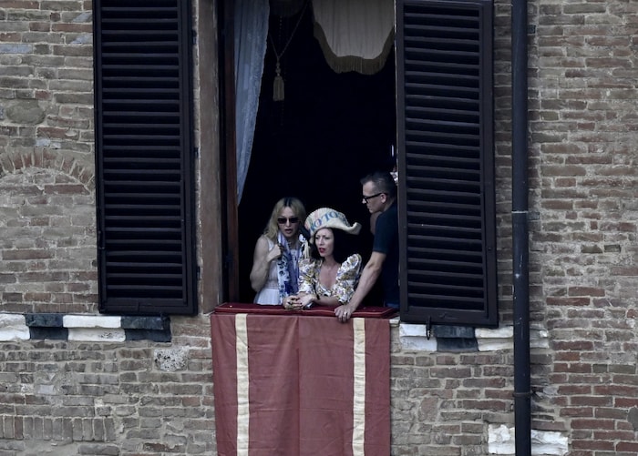 Madonna verfolgt das Pferderennen in Siena