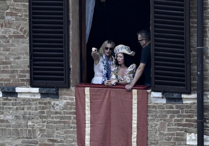 Madonna verfolgt das Pferderennen in Siena