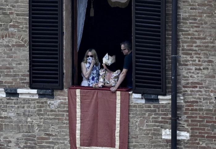 Madonna verfolgt das Pferderennen in Siena