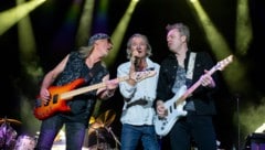 Die Hardrock-Legende Ian Gillan im Einsatz und flankiert von zwei Kollegen von Deep Purple.