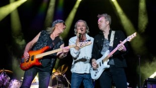 Die Hardrock-Legende Ian Gillan im Einsatz und flankiert von zwei Kollegen von Deep Purple.