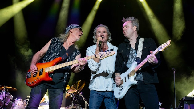 Die Hardrock-Legende Ian Gillan im Einsatz und flankiert von zwei Kollegen von Deep Purple.