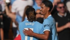 Tijjani Reijnders (re.) zeigte bei seinem ersten Premier-League-Spiel für Manchester City auf. 