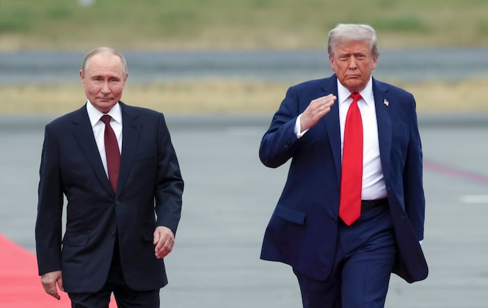Trump und Putin am roten Teppich am Rollfeld ...