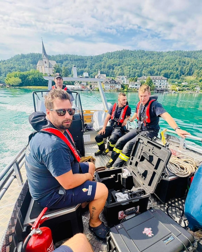 Das Gerät wurde mittels Boot zur Suchstelle gebracht.