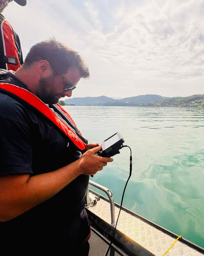 Die Feuerwehr Peratschitzen sucht den Vermissten mit Tauchrobotern.