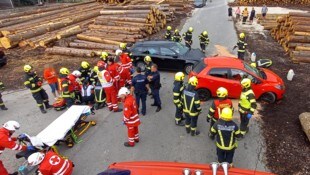 Drei Feuerwehren standen bei dem Unfall im Einsatz.