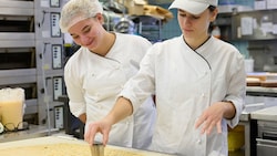 Auch junge Konditorinnen werden bei Billa ausgebildet. 