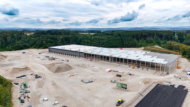 Eine Lagerhalle und viel Schotter – von den ursprünglich angekündigten 600 Arbeitsplätzen ist ...