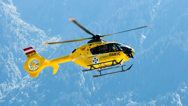 Der Verunglückte wurde mit dem Rettungshubschrauber C8 ins Landeskrankenhaus Feldkirch gebracht.