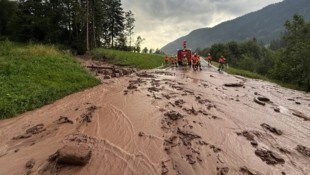 Die Feuerwehrleute befreiten die Bundesstraße von den Verunreinigungen.