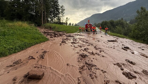 Die Feuerwehrleute befreiten die Bundesstraße von den Verunreinigungen.