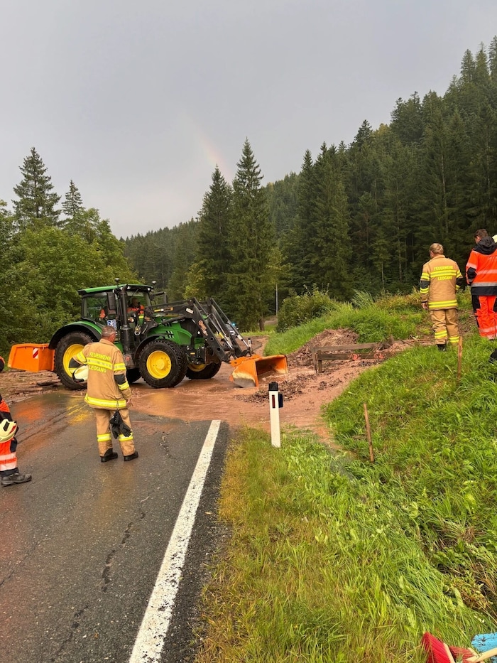 Mit dem Bagger der Gemeinde wurde aufgeräumt.