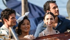 Paul Forman, Ashley Park, Lily Collins und Eugenio Franceschini bei den Dreharbeiten zur fünften ...