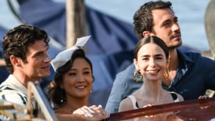 Paul Forman, Ashley Park, Lily Collins und Eugenio Franceschini bei den Dreharbeiten zur fünften ...