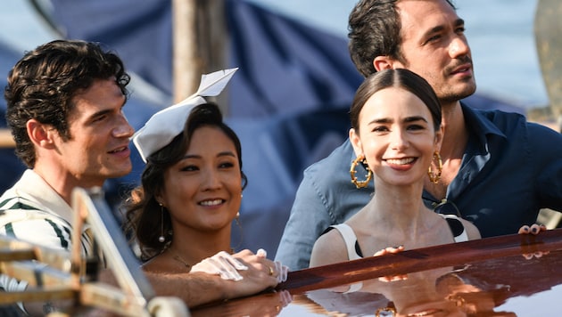 Paul Forman, Ashley Park, Lily Collins und Eugenio Franceschini bei den Dreharbeiten zur fünften ...