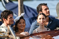 Paul Forman, Ashley Park, Lily Collins und Eugenio Franceschini bei den Dreharbeiten zur fünften ...