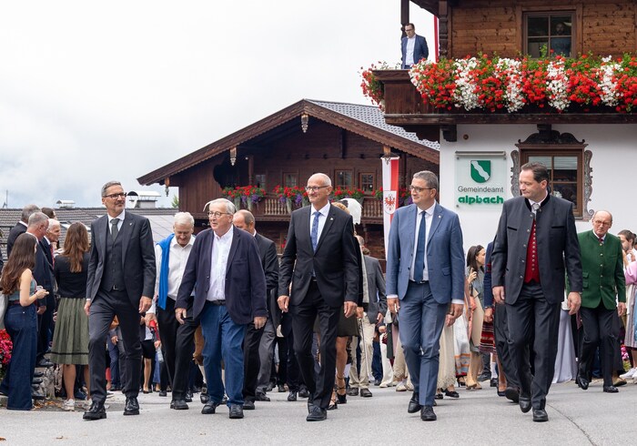 Kompatscher, Juncker, Mattle, Fugatti und Totschnig (vorne, von links) beim Marsch vom ...