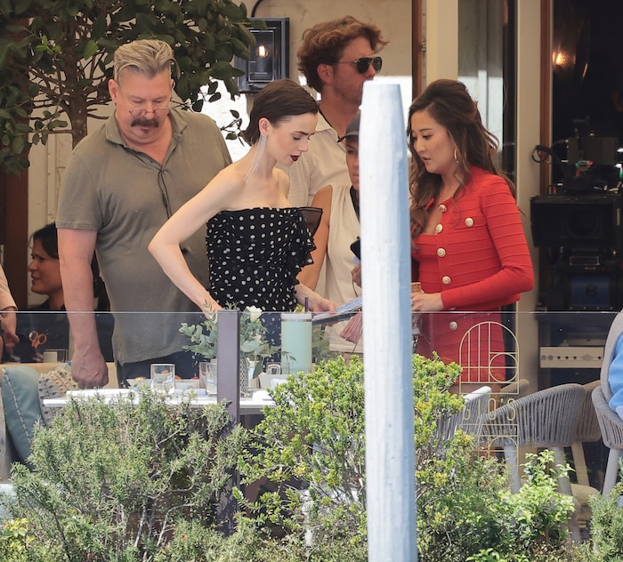Lily Collins und Ashley Park bei den Dreharbeiten in Venedig.