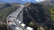2,5 Millionen Lkw rollen jährlich durch Tirol – mehr als über alle anderen Alpenübergänge ...