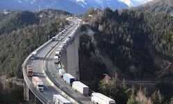 2,5 Millionen Lkw fahren jedes Jahr über den Brenner.