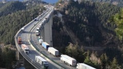 2,5 Millionen Lkw rollen jährlich durch Tirol – mehr als über alle anderen Alpenübergänge ...