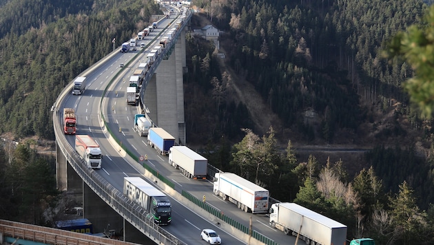 2,5 Millionen Lkw rollen jährlich durch Tirol – mehr als über alle anderen Alpenübergänge ...