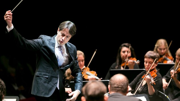 Dirigent Leo McFall führte das Symphonieorchester Vorarlberg mit großer Souveränität und Ruhe ...