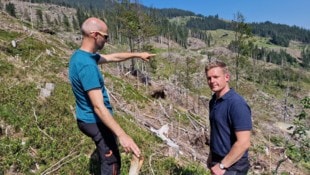 Christian Rieser (links) und Felix Karpf beim zerstörten „Himmelreich“ in der Hinterwindau. Mehr ...