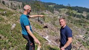 Christian Rieser (links) und Felix Karpf beim zerstörten „Himmelreich“ in der Hinterwindau. Mehr ...