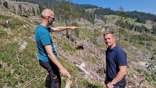 Christian Rieser (links) und Felix Karpf beim zerstörten „Himmelreich“ in der Hinterwindau. Mehr ...