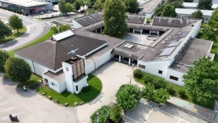 Der Tatort, die moderne Pfarrkirche in Asten