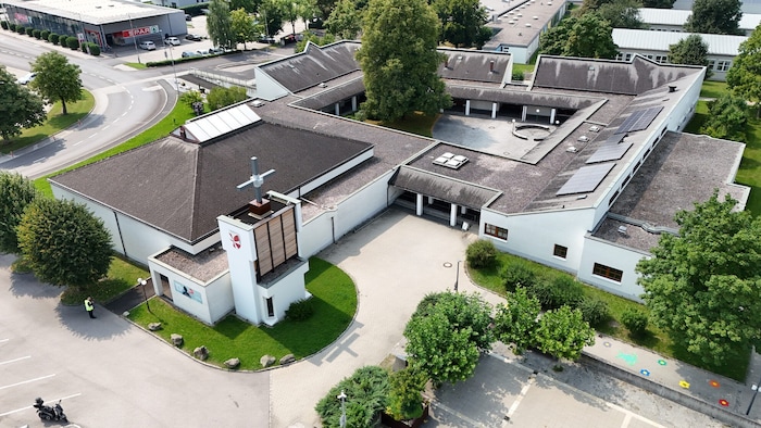 Der Tatort, die moderne Pfarrkirche in Asten