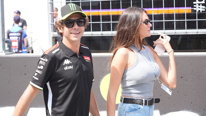 Valentino Rossi reiste mit Partnerin Francesca Sofia Novello an.