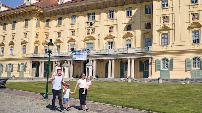 Familienführung im Schloss Esterhazy zeigt höfisches Leben aus Sicht der Fürstenkinder.