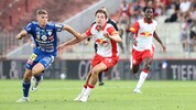 Bullen-Verteidiger Jannik Schuster (M.) wirkte gegen Hartberg überfordert.