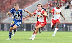 Bullen-Verteidiger Jannik Schuster (M.) wirkte gegen Hartberg überfordert.