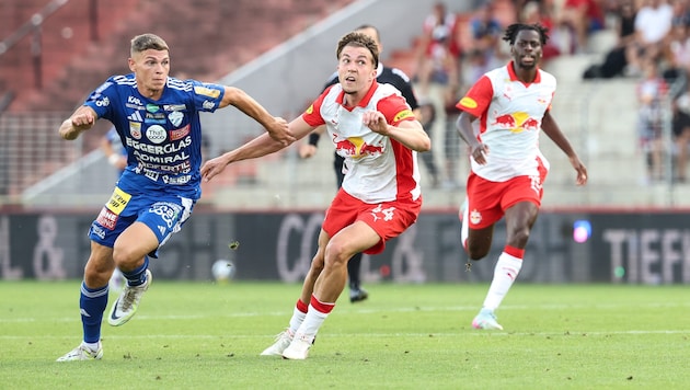 Bullen-Verteidiger Jannik Schuster (M.) wirkte gegen Hartberg überfordert.
