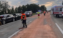 33 Fahrzeuge krachten auf der glatten Diesel-Fahrbahn ineinander – die A2 musste Richtung Wien ...