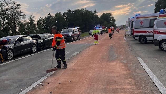 33 Fahrzeuge krachten auf der glatten Diesel-Fahrbahn ineinander – die A2 musste Richtung Wien ...