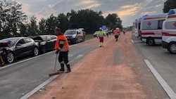 33 Fahrzeuge krachten auf der glatten Diesel-Fahrbahn ineinander – die A2 musste Richtung Wien ...