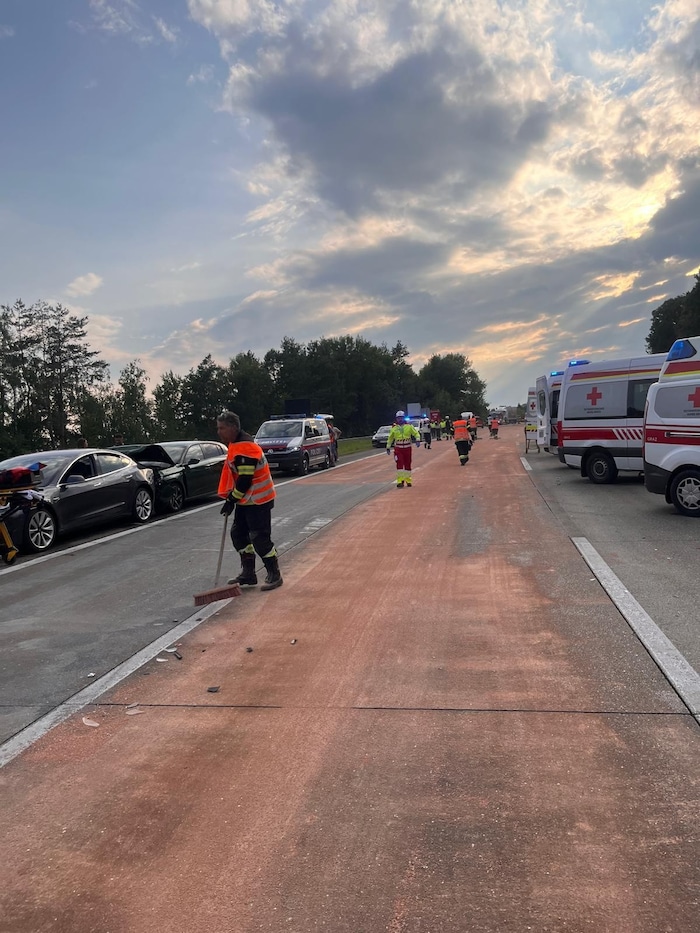Zahlreiche Feuerwehrkräfte waren mit dem Binden des ausgelaufenen Treibstoffs beschäftigt.