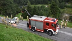 Die Feuerwehr barg das Wrack des Wagens. Die Verletzten wurden ins Krankenhaus gebracht. 