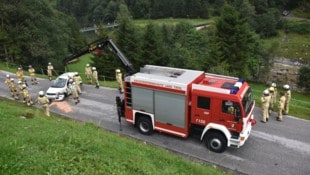 Die Feuerwehr barg das Wrack des Wagens. Die Verletzten wurden ins Krankenhaus gebracht. 