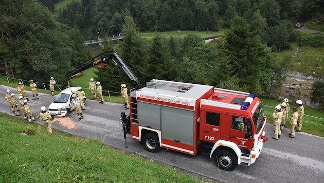 Die Feuerwehr barg das Wrack des Wagens. Die Verletzten wurden ins Krankenhaus gebracht.