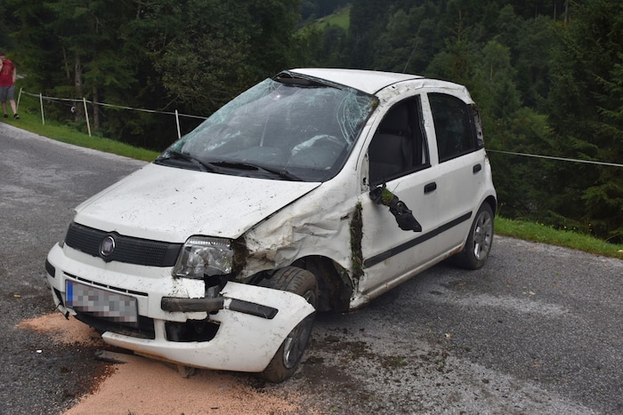 Der Kleinwagen wurde bei dem Unfall schwer beschädigt.
