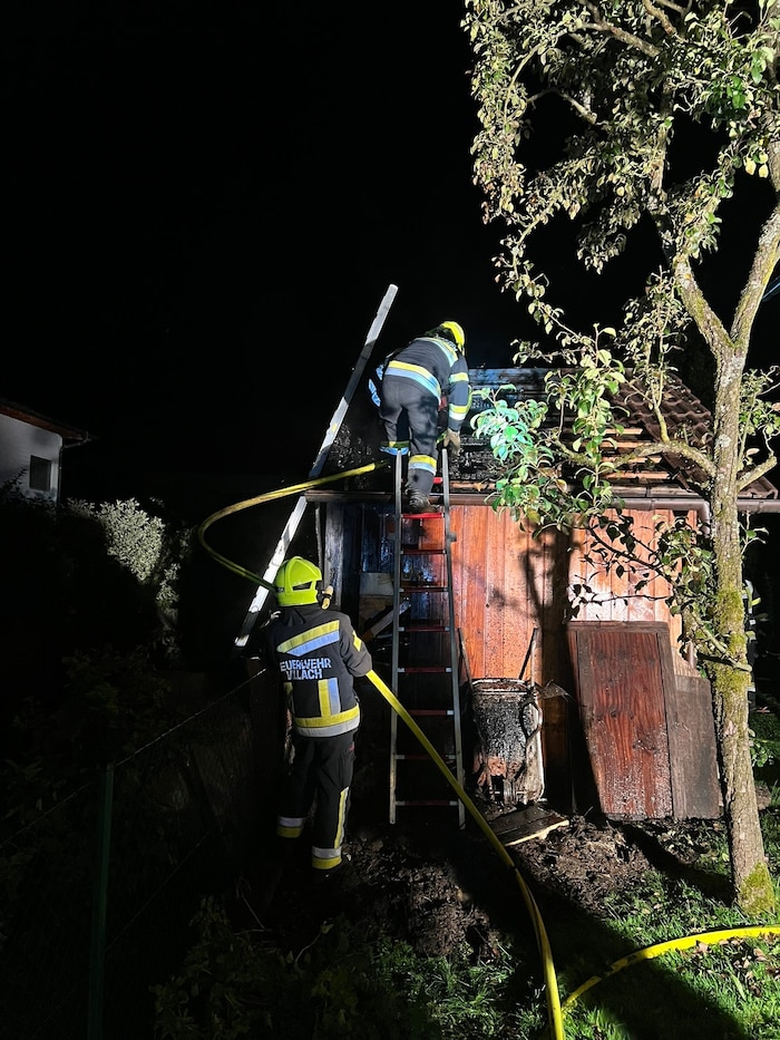 Die Einsatzkräfte mussten die Glutnester in den Nachlöscharbeiten aufschneiden.