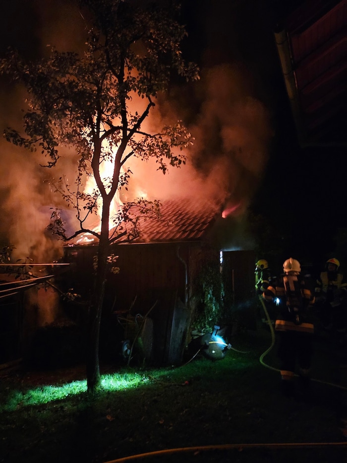 Eine Gartenhütte stand in Flammen.